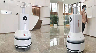 机器人在上海世茂大厦集团总部